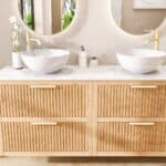 Hangend naturel eiken wastafelmeubel 160 cm met twee lades en wit marmer blad met twee waskommen