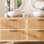 Hangend naturel eiken wastafelmeubel 160 cm met vier lades en eiken blad met twee witte waskommen
