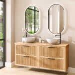 Hangend naturel eiken wastafelmeubel 160 cm met vier lades en eiken blad met twee witte waskommen