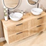 Hangend naturel eiken wastafelmeubel 160 cm met vier lades en eiken blad met twee witte waskommen
