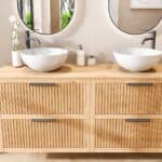 Hangend naturel eiken wastafelmeubel 160 cm met vier lades en eiken blad met twee witte waskommen