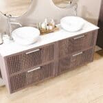 Hangend donker eiken wastafelmeubel 160 cm met ribbelfront, vier lades en solid surface blad met 2 waskommen