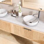 Hangend eiken badkamermeubel 200 cm met twee lades en grijs limestone blad met twee witte waskommen