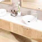 Hangend naturel eiken badkamermeubel 200 cm met één lade en solid surface blad met witte waskom