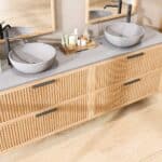 Hangend naturel eiken badkamermeubel 200 cm met ribbelfront, twee lades en grijs limestone blad met twee waskommen