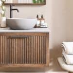 Hangend eiken badkamermeubel 70 cm met één lade en grijs limestone blad met keramische waskom
