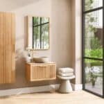 Modern hangend eiken badkamermeubel 70 cm met ribbelfront, één lade en limestone blad met keramische waskom