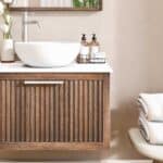 Hangend eiken wastafelmeubel 70 cm met ribbelfront, solid surface blad en ronde witte opbouwwaskom