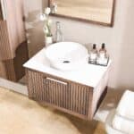 Hangend eiken wastafelmeubel 70 cm met ribbelfront, solid surface blad en ronde witte opbouwwaskom