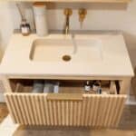 Het Hallberg badkamermeubel 80 in naturel eiken straalt warmte en karakter uit. De softclose-lade biedt praktische opbergruimte, terwijl de betonnen wastafel in Beige zorgt voor een elegante, tijdloze uitstraling. Een ambachtelijk meubel dat perfect