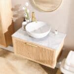 Hangend modern naturel eiken badkamermeubel 80 cm met vlak front, één lade en marmer blad met waskom