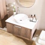Modern badkamermeubel 80 cm donker eiken met ribbelfront, solid surface en ronde keramische waskom