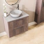 Hangend donker eiken badkamermeubel 80 cm met ribbelfront, twee lades en grijs limestone blad met witte waskom