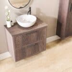 Hangend donker eiken badkamermeubel 80 cm met twee lades en donker eiken blad met witte waskom