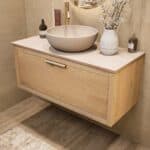 Hangend naturel eiken badkamermeubel 100 cm met enkele lade en limestone blad met witte waskom