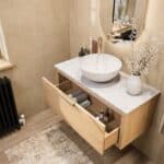 Modern naturel eiken badmeubel 100 cm met één lade en Bianco Carrara marmer blad met waskom