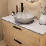 Modern naturel eiken badkamermeubel 100 cm met dubbele lade, vlak front en grijs limestone blad met witte waskom