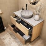 Modern naturel eiken badkamermeubel 100 cm met dubbele lade, vlak front en grijs limestone blad met witte waskom