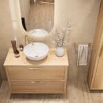 Dit Badkamermeubel uit de New Country serie heeft een vlak front, de onderkast is van massief eiken in de kleur Naturel Eiken in de afmetingen 100x66x45. Het Badkamermeubel bestaat uit de onderkast met 2 lade(s). Op het Badkamermeubel is een Eiken Bl