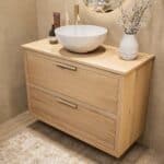 Dit Badkamermeubel uit de New Country serie heeft een vlak front, de onderkast is van massief eiken in de kleur Naturel Eiken in de afmetingen 100x66x45. Het Badkamermeubel bestaat uit de onderkast met 2 lade(s). Op het Badkamermeubel is een Eiken Bl