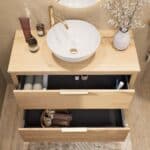 Dit Badkamermeubel uit de New Country serie heeft een vlak front, de onderkast is van massief eiken in de kleur Naturel Eiken in de afmetingen 100x66x45. Het Badkamermeubel bestaat uit de onderkast met 2 lade(s). Op het Badkamermeubel is een Eiken Bl