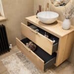 Dit Badkamermeubel uit de New Country serie heeft een vlak front, de onderkast is van massief eiken in de kleur Naturel Eiken in de afmetingen 100x66x45. Het Badkamermeubel bestaat uit de onderkast met 2 lade(s). Op het Badkamermeubel is een Eiken Bl