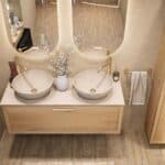 Hangend naturel eiken wastafelmeubel 120 cm met enkele lade en limestone blad met twee witte waskommen