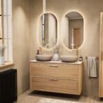 Hangend naturel eiken wastafelmeubel 120 cm met dubbele lade en limestone blad met twee witte waskommen