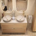 Hangend naturel eiken wastafelmeubel 120 cm met dubbele lade en limestone blad met twee witte waskommen