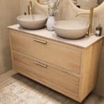 Hangend naturel eiken wastafelmeubel 120 cm met dubbele lade en limestone blad met twee witte waskommen