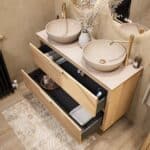 Hangend naturel eiken wastafelmeubel 120 cm met dubbele lade en limestone blad met twee witte waskommen