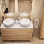 Naturel eiken badkamermeubel 120 cm met dubbele lade en marmer blad met twee keramische waskommen