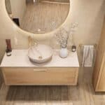 Modern naturel eiken badkamermeubel 120 cm met enkele lade, vlak front en limestone blad met één waskom