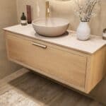 Modern naturel eiken badkamermeubel 120 cm met enkele lade, vlak front en limestone blad met één waskom