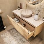 Modern naturel eiken badkamermeubel 120 cm met enkele lade, vlak front en limestone blad met één waskom