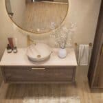 Modern donker eiken badkamermeubel 120 cm met enkele lade, vlak front en limestone blad met één waskom