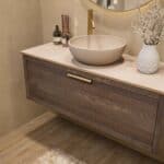Modern donker eiken badkamermeubel 120 cm met enkele lade, vlak front en limestone blad met één waskom