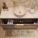 Modern donker eiken badkamermeubel 120 cm met enkele lade, vlak front en limestone blad met één waskom