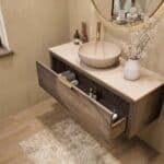 Modern donker eiken badkamermeubel 120 cm met enkele lade, vlak front en limestone blad met één waskom