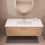 Hangend naturel eiken badkamermeubel 120 cm met vlak front en enkele keramische wastafel