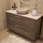Modern donker eiken badkamermeubel 120 cm met dubbele lade, vlak front en limestone blad met één waskom