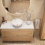 Modern eiken wastafelmeubel 120 cm met twee lades, vlak front en marmer blad met één waskom