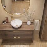 Modern naturel eiken badmeubel 120 cm met dubbele lade, vlak front en eiken blad met één waskom