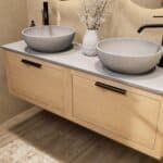Modern naturel eiken badkamermeubel 140 cm met enkele lade, vlak front en grijs limestone blad met witte waskom