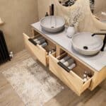 Modern naturel eiken badkamermeubel 140 cm met enkele lade, vlak front en grijs limestone blad met witte waskom