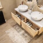 Hangend modern eiken badkamermeubel 140 cm met één lade en marmer blad met twee keramische waskommen