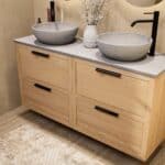 Modern naturel eiken badkamermeubel 140 cm met dubbele lade, vlak front en grijs limestone blad met witte waskom
