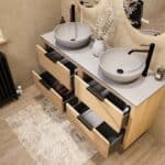 Modern naturel eiken badkamermeubel 140 cm met dubbele lade, vlak front en grijs limestone blad met witte waskom