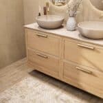 Hangend naturel eiken badkamermeubel 140 cm met dubbele lade en limestone blad met witte waskom