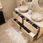 Hangend naturel eiken badkamermeubel 140 cm met dubbele lade en limestone blad met witte waskom